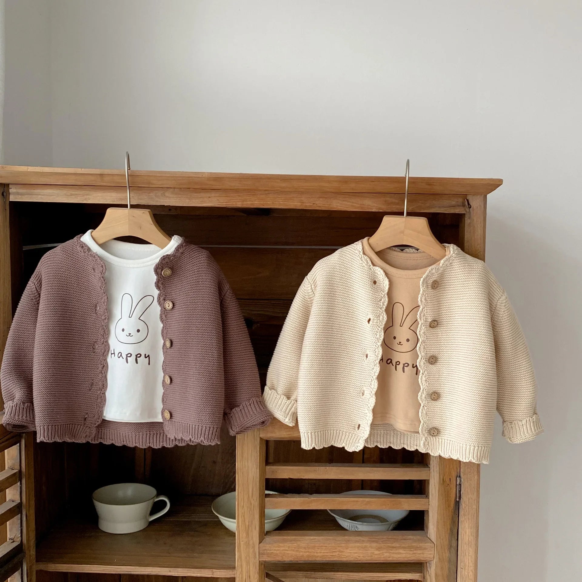 Gebreid Babyvestje – Zacht, Stijlvol en Tijdloos