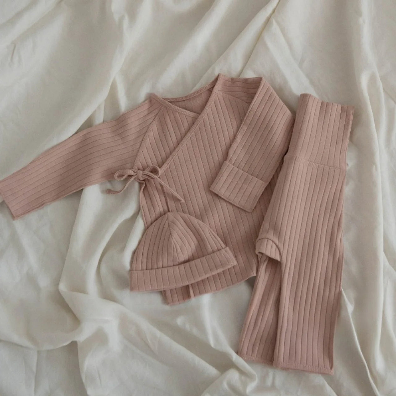 3-Delige Baby Set – Geribde Top, Broek & Mutsje – Comfortabel & Casual