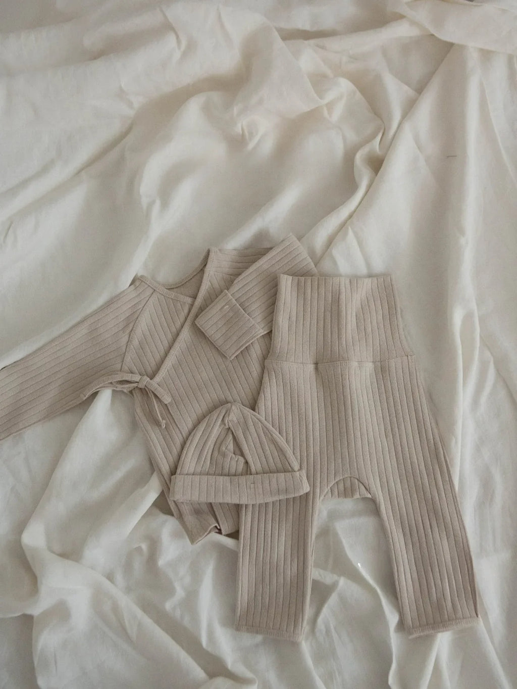 3-Delige Baby Set – Geribde Top, Broek & Mutsje – Comfortabel & Casual