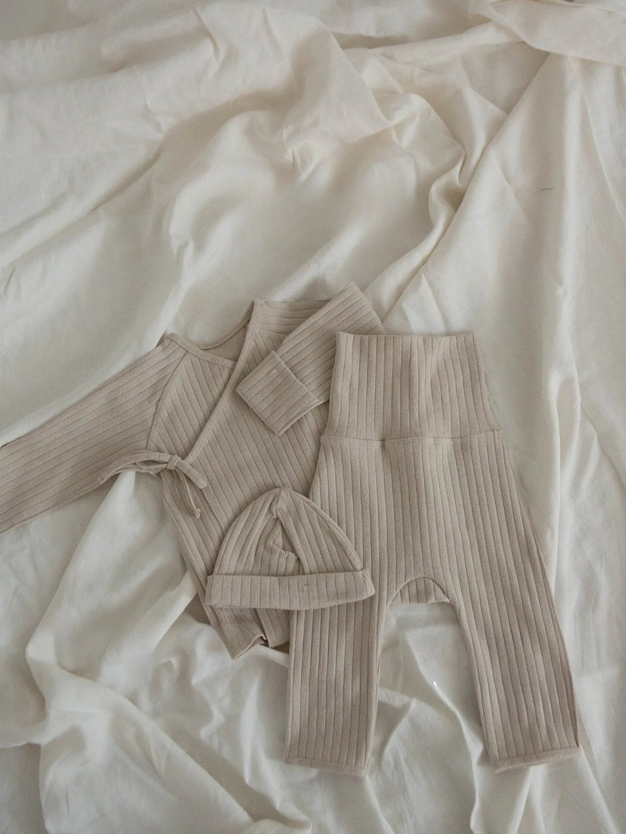 3-Delige Baby Set – Geribde Top, Broek & Mutsje – Comfortabel & Casual