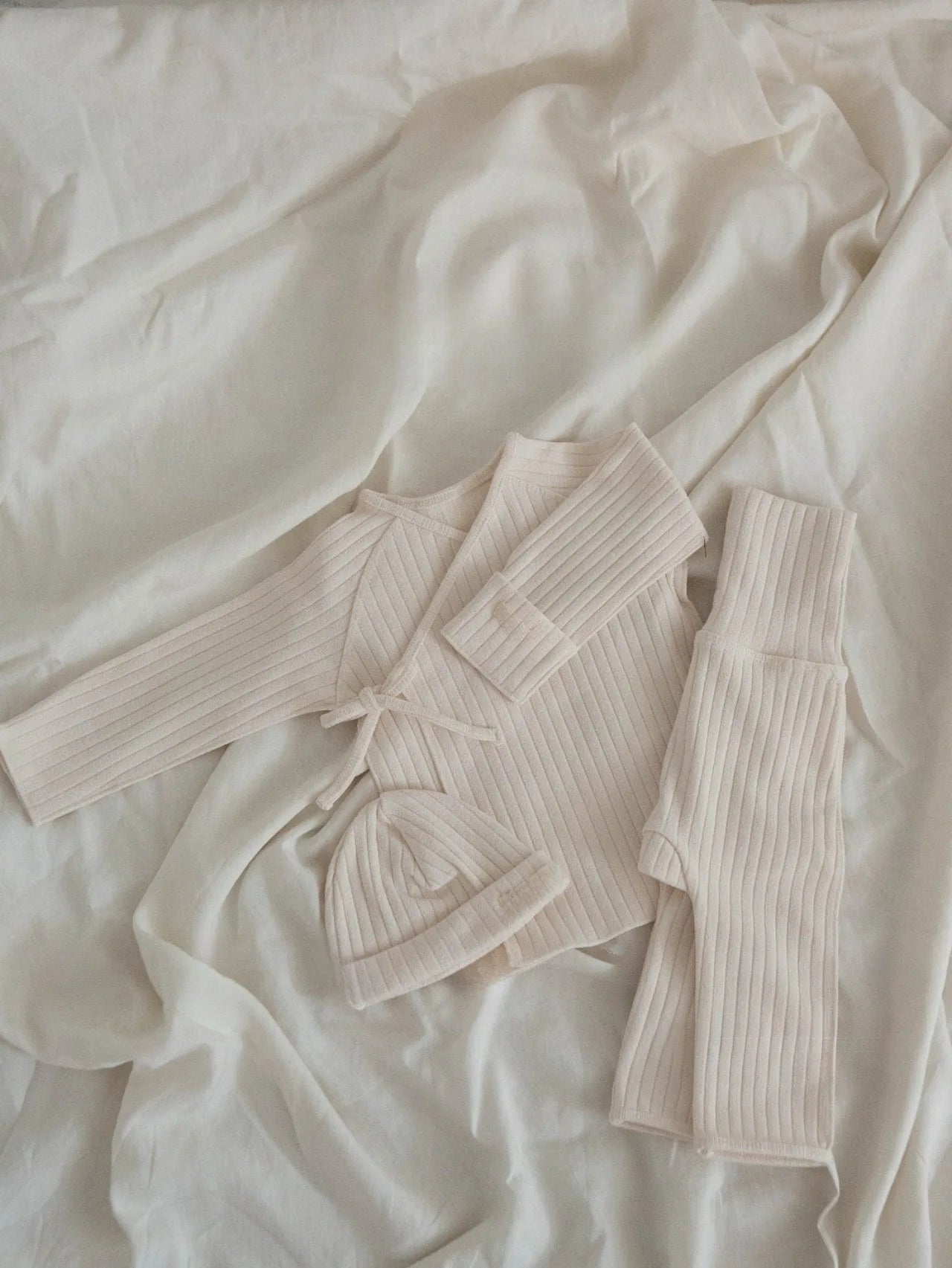 3-Delige Baby Set – Geribde Top, Broek & Mutsje – Comfortabel & Casual