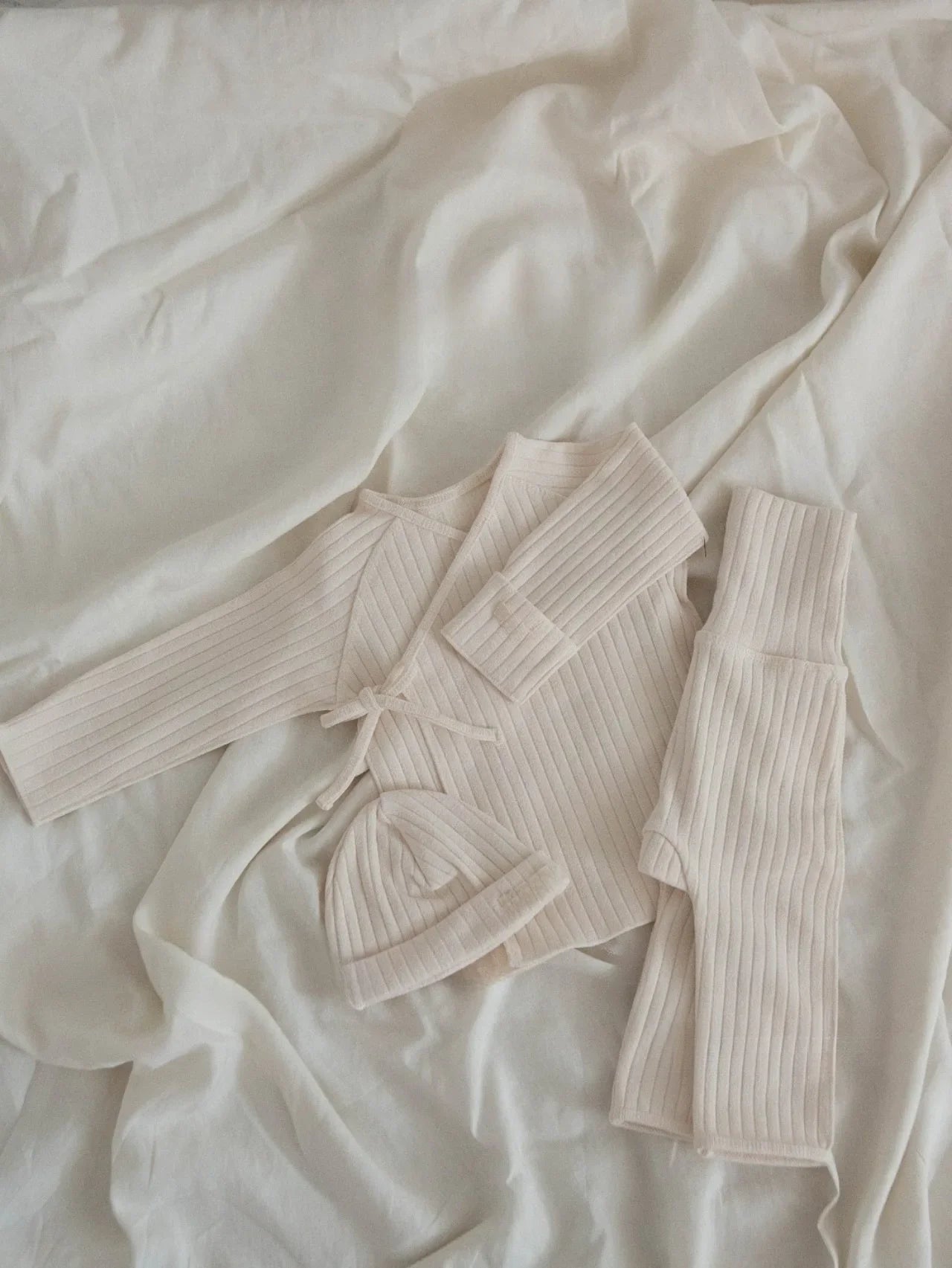 3-Delige Baby Set – Geribde Top, Broek & Mutsje – Comfortabel & Casual