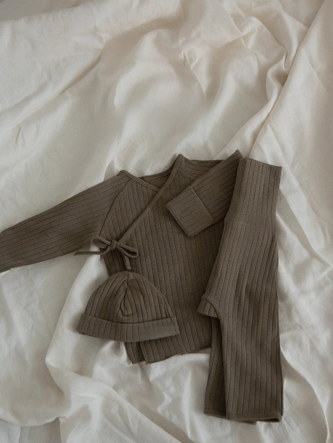 3-Delige Baby Set – Geribde Top, Broek & Mutsje – Comfortabel & Casual