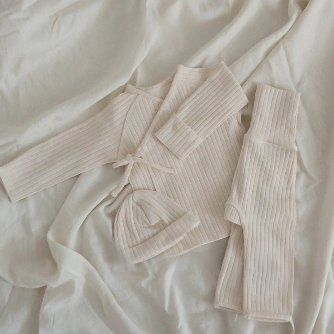 3-Delige Baby Set – Geribde Top, Broek & Mutsje – Comfortabel & Casual