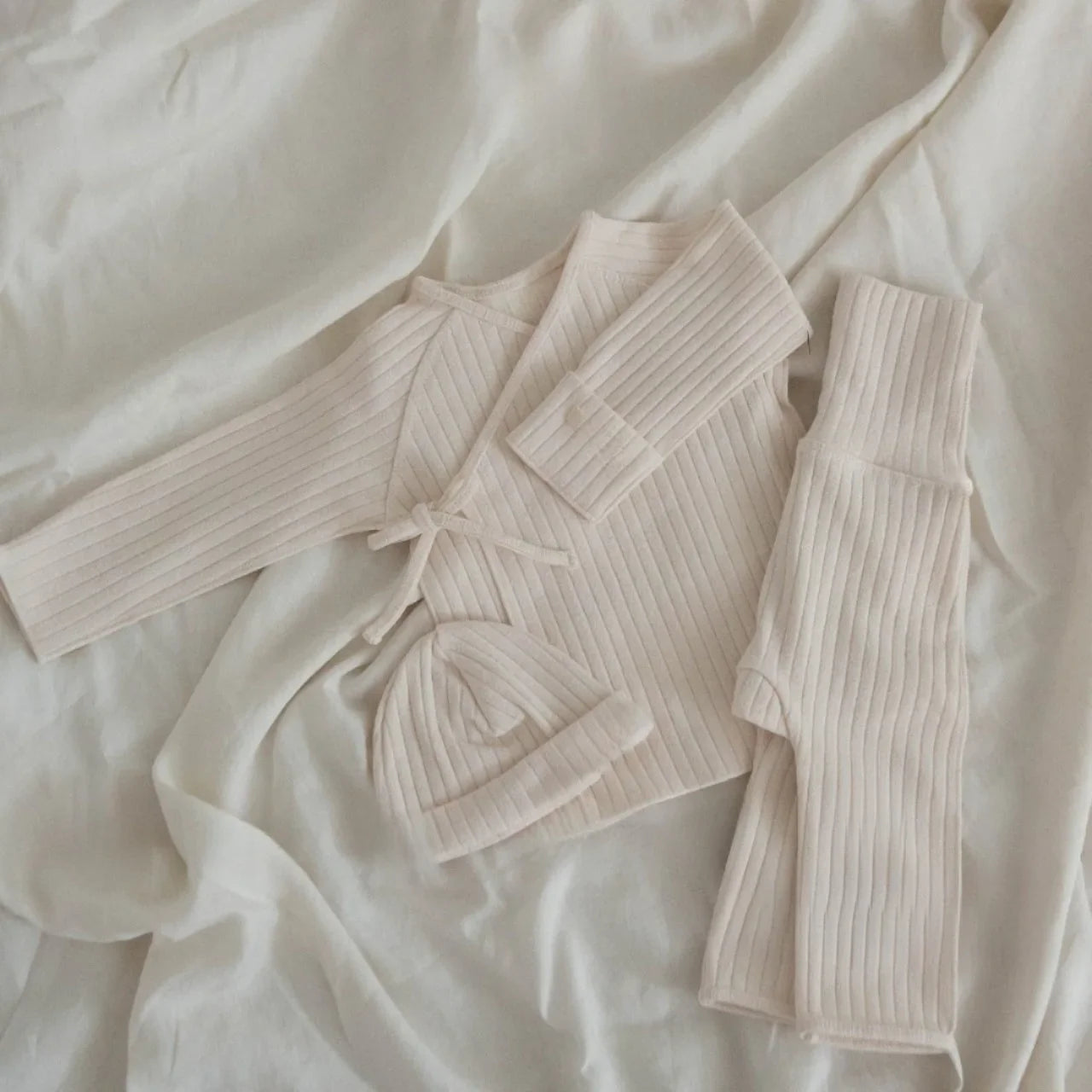 3-Delige Baby Set – Geribde Top, Broek & Mutsje – Comfortabel & Casual