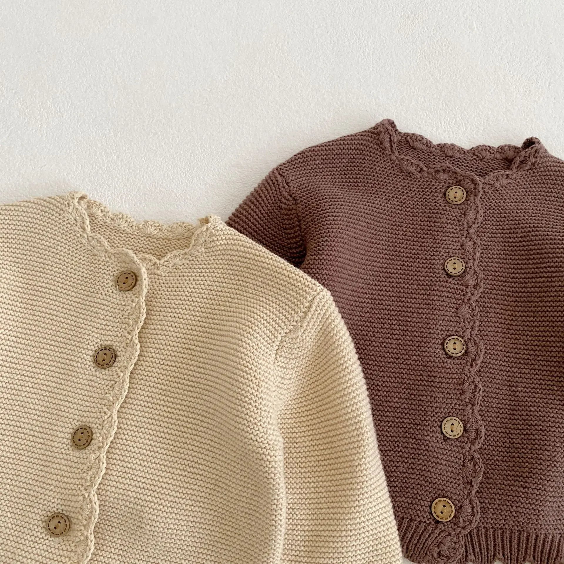 Gebreid Babyvestje – Zacht, Stijlvol en Tijdloos
