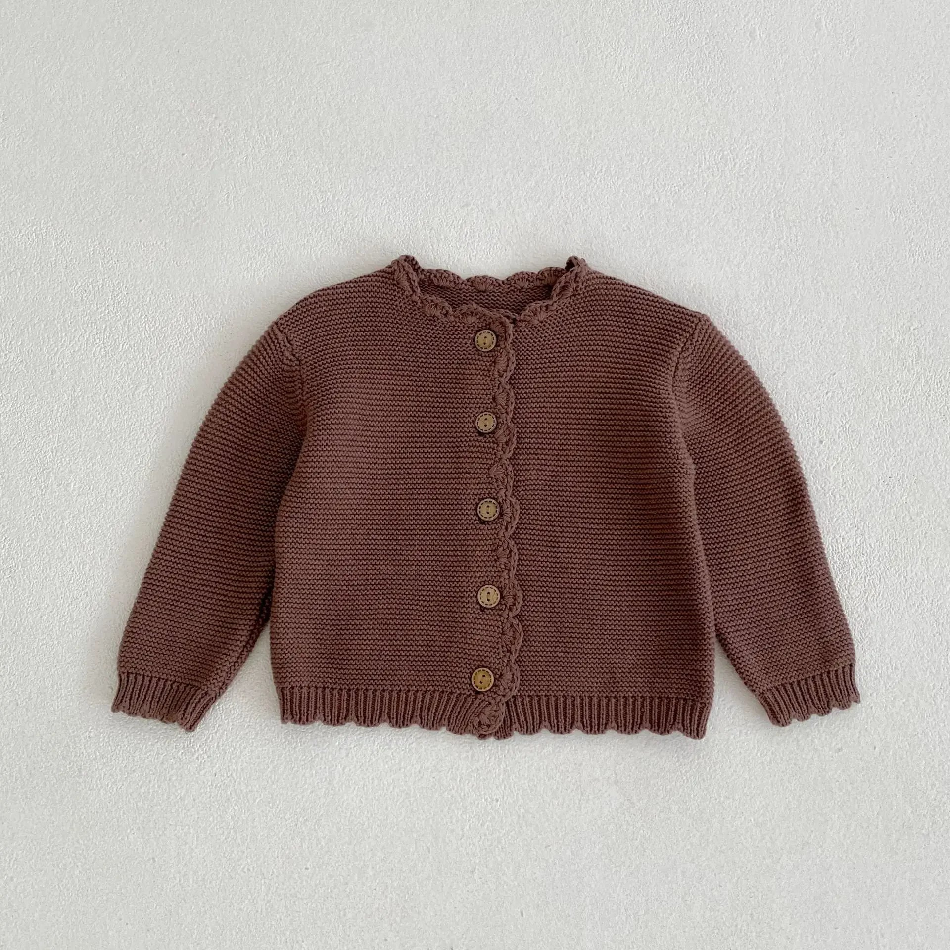 Gebreid Babyvestje – Zacht, Stijlvol en Tijdloos