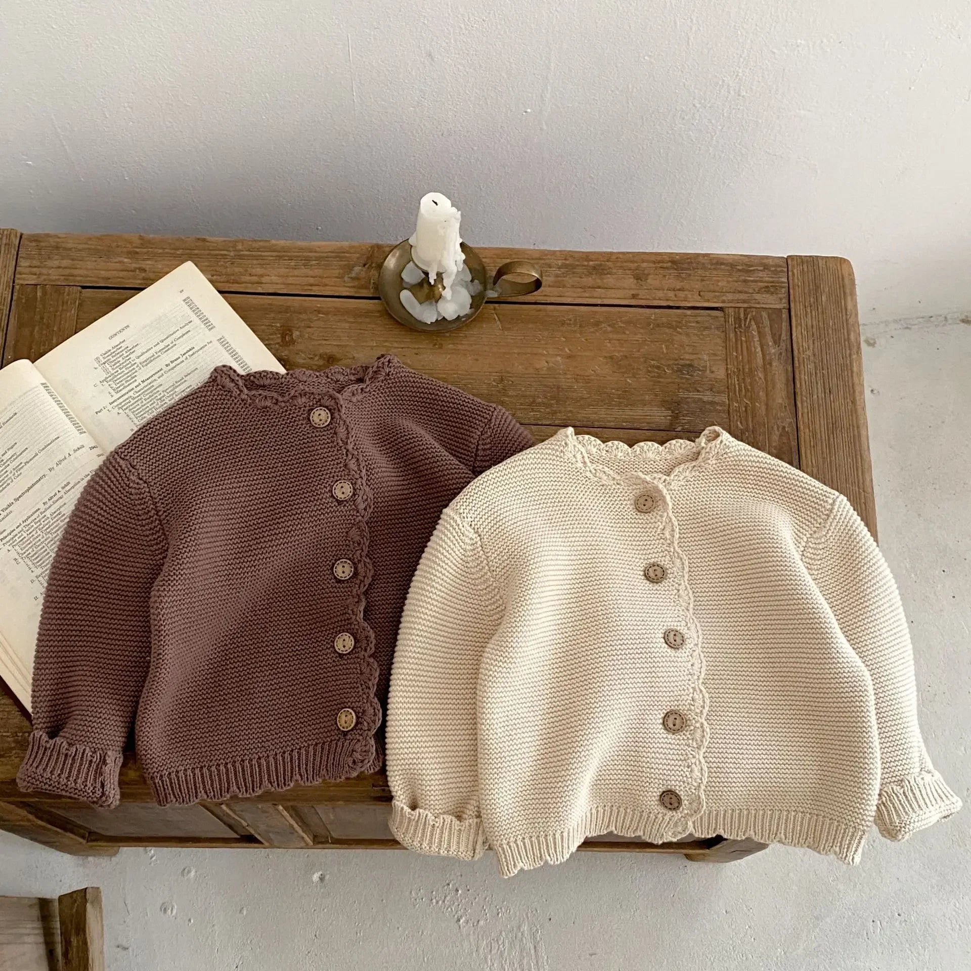 Gebreid Babyvestje – Zacht, Stijlvol en Tijdloos