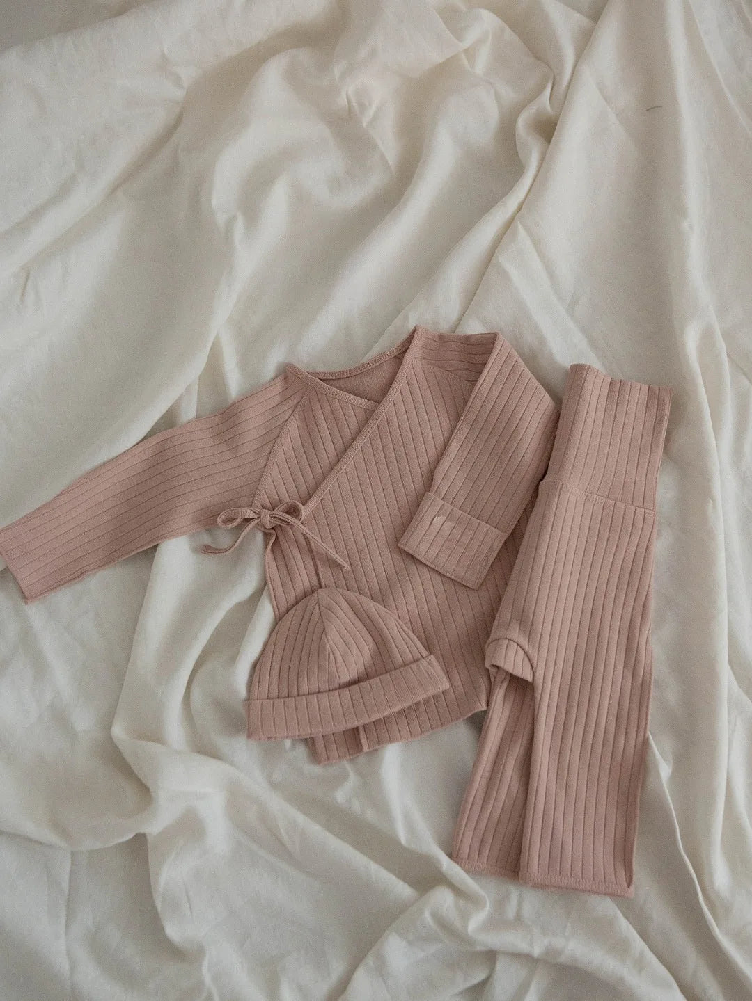 3-Delige Baby Set – Geribde Top, Broek & Mutsje – Comfortabel & Casual