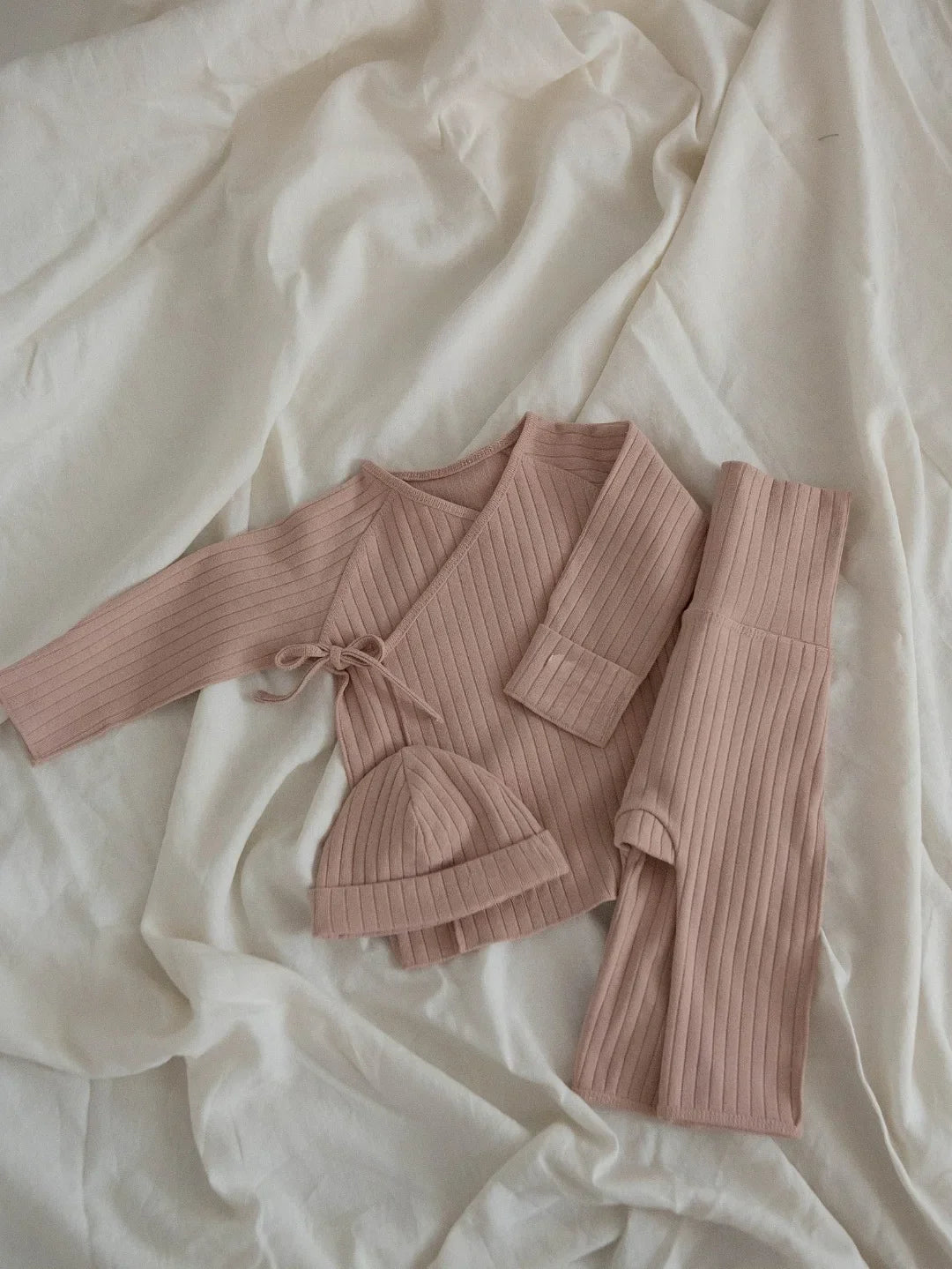 3-Delige Baby Set – Geribde Top, Broek & Mutsje – Comfortabel & Casual